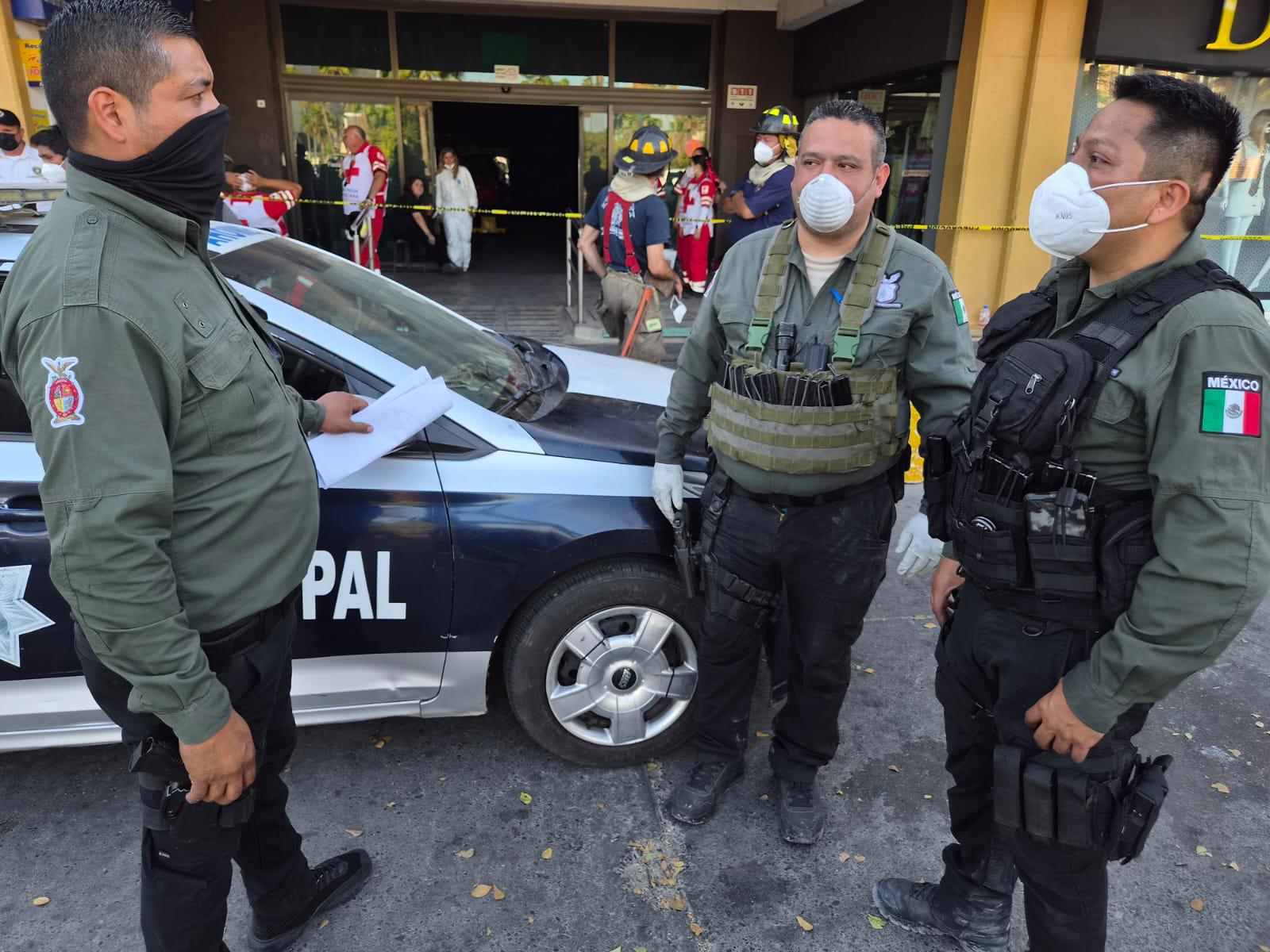 $!FGE aún no determina origen del incendio en plaza comercial de Los Mochis