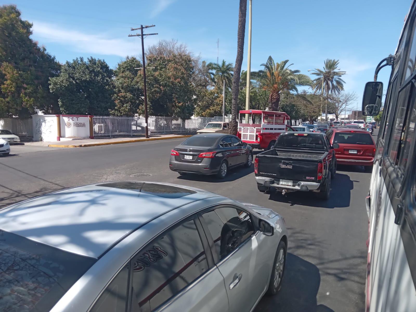 $!Genera fuerte congestionamiento vehicular el cierre de paseo costero por Triatlón