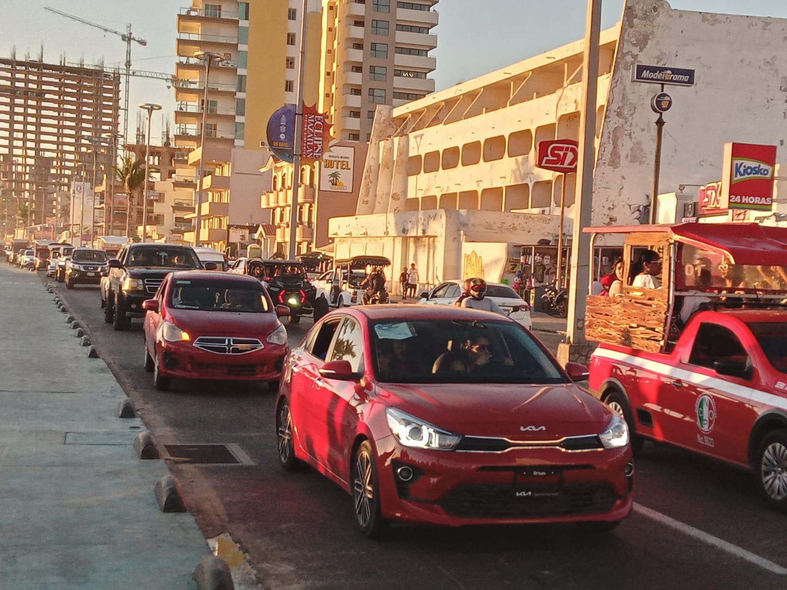 $!Se registra éxodo de bañistas de las playas de Mazatlán este Viernes Santo