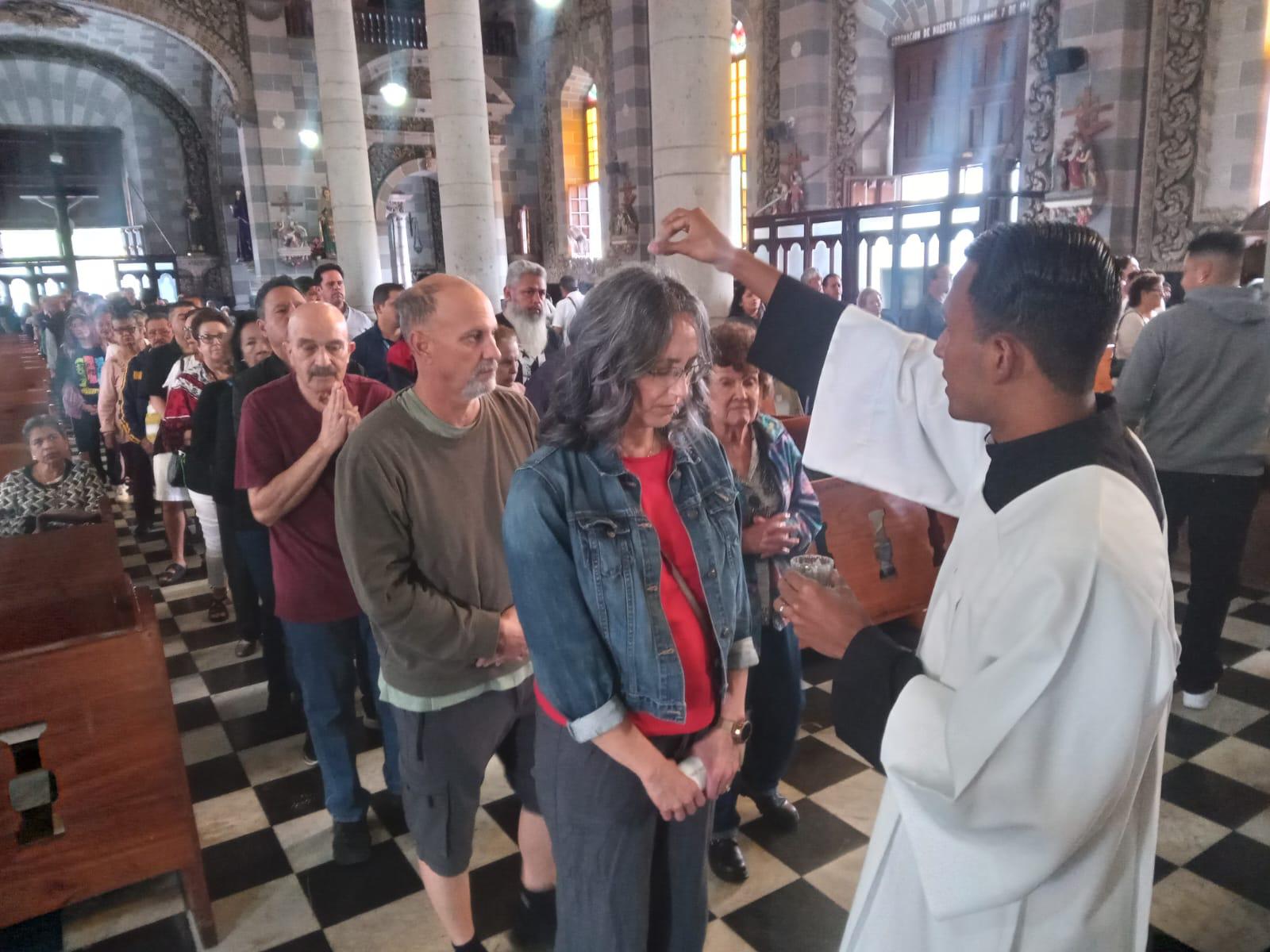 $!Acuden fieles de Mazatlán a tomar la ceniza en Catedral en este inicio de la Cuaresma