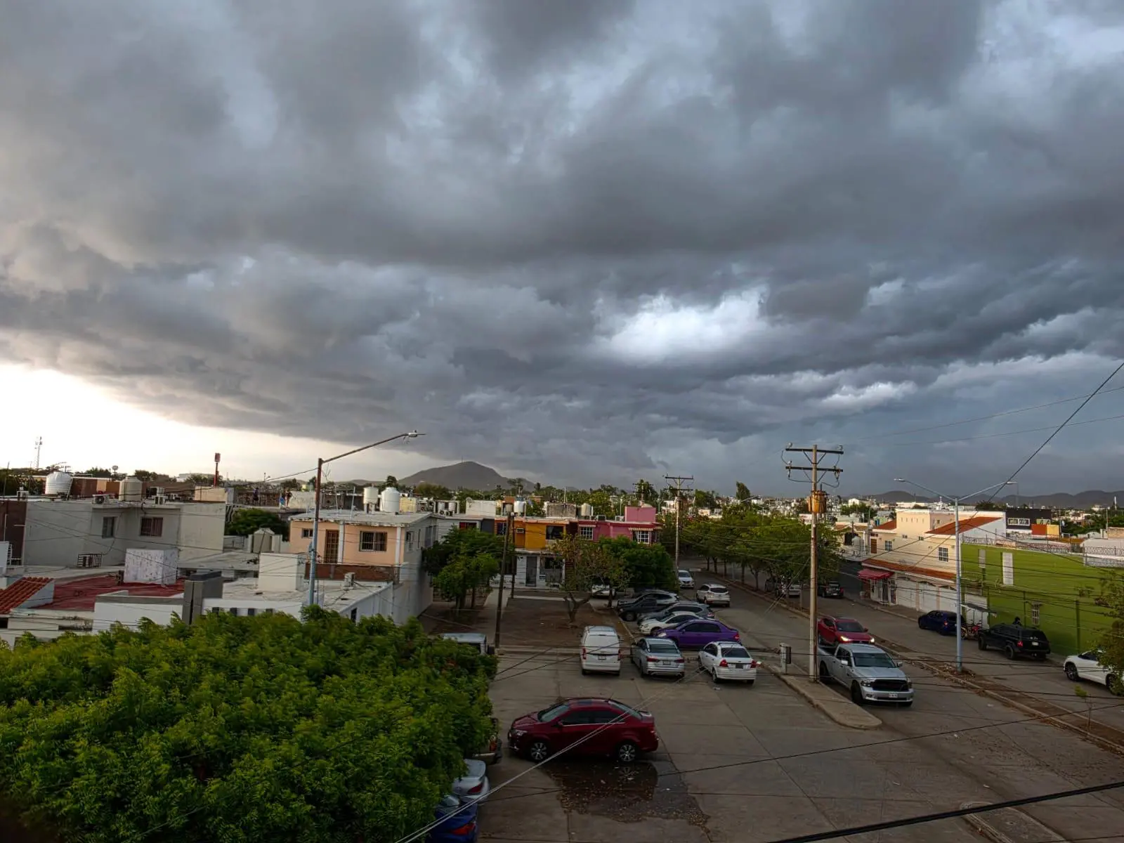 $!Cae fuerte lluvia en el sur de Sinaloa; en Mazatlán las precipitaciones fueron acompañadas de rachas de viento y apagones