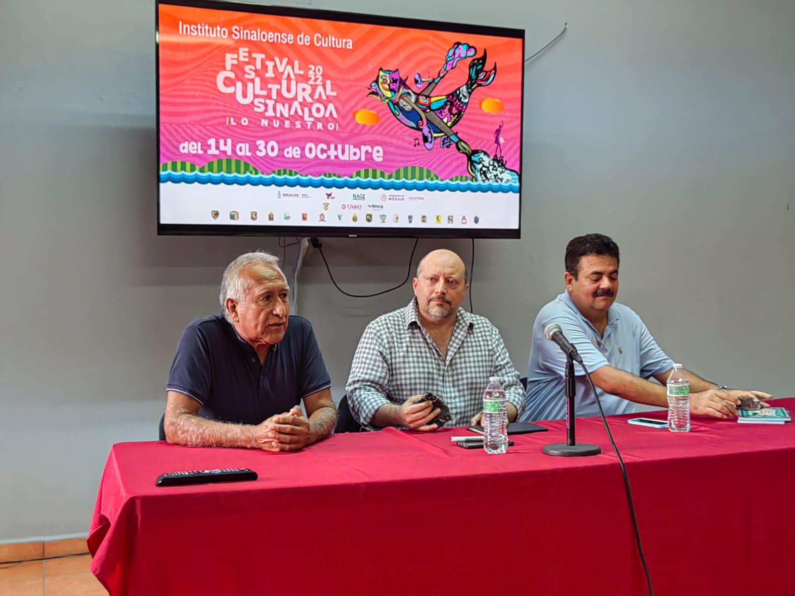 $!Miguel Ángel Ramírez Jardines, director del Museo de Arte de Mazatlán, dio la bienvenido al escritor a el puerto.