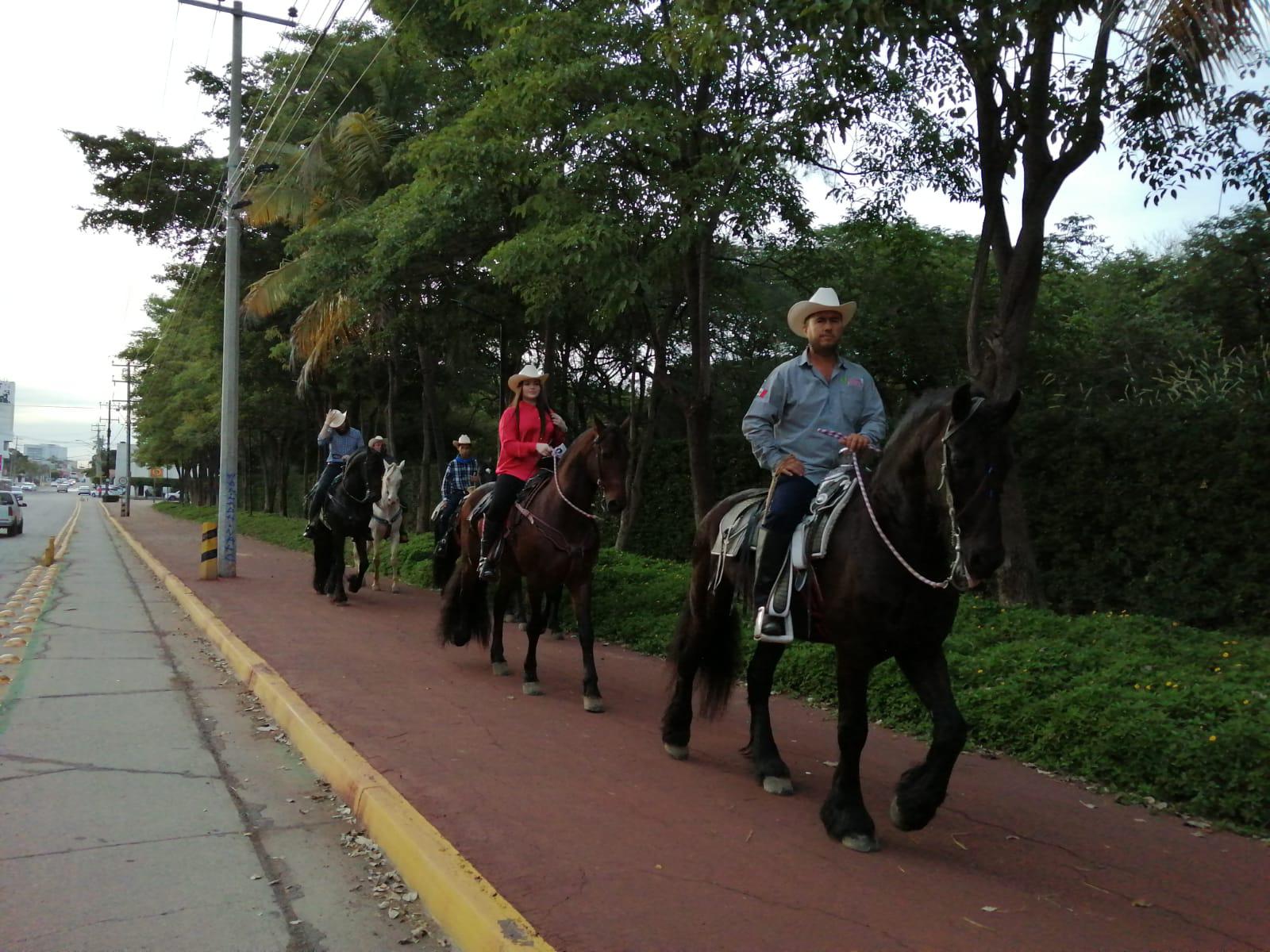 $!Realizan en Culiacán la Gran Cabalgata Tradicional; participan más de mil jinetes