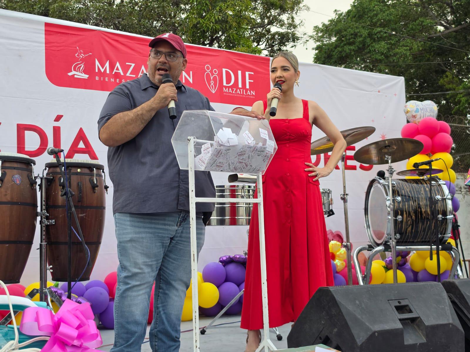 $!Festejan a madres mazatlecas con regalos y espectáculo en la colonia 12 de Mayo