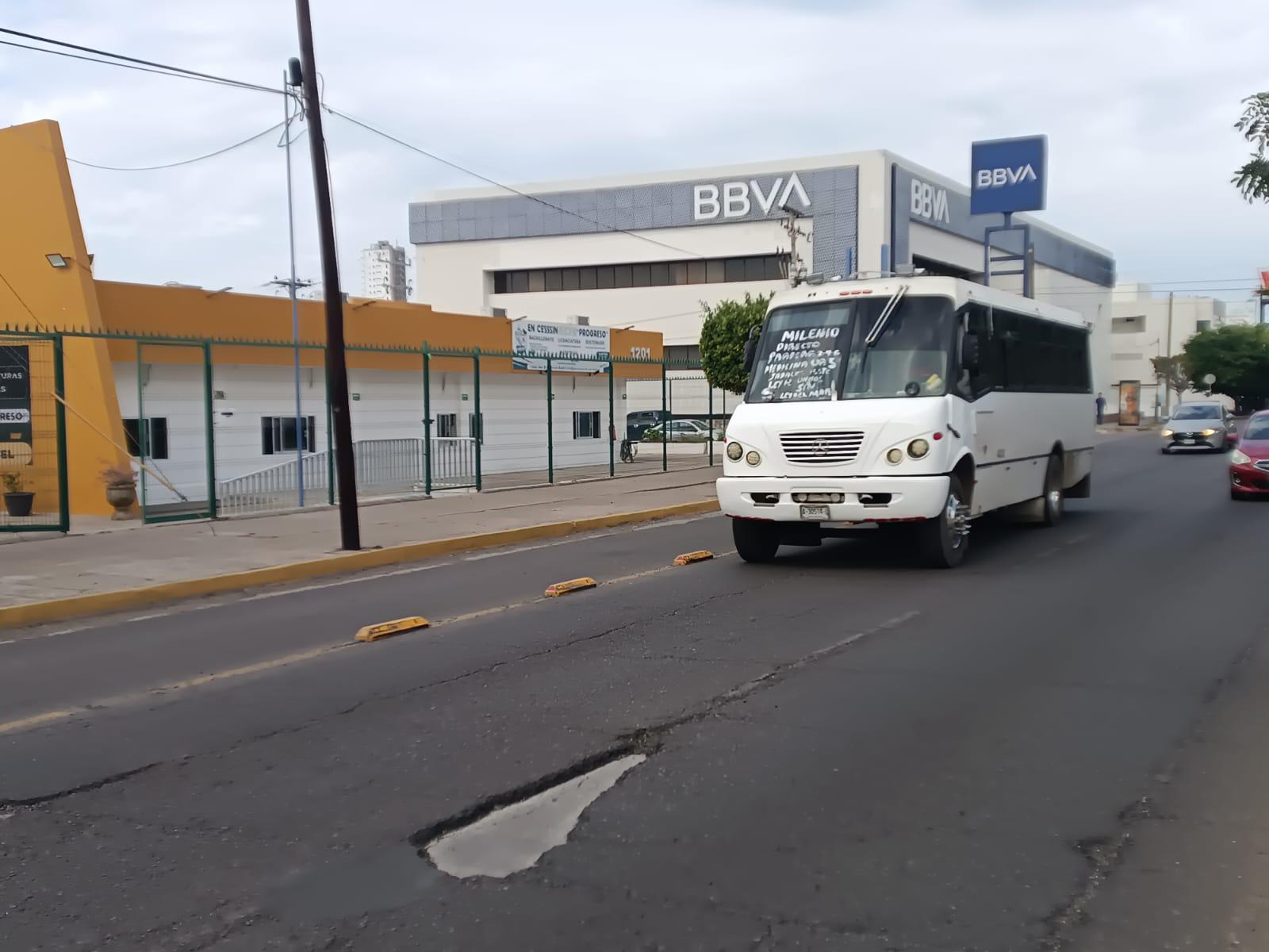 $!Carril preferencial continúa beneficiando a camiones urbanos, aunque autos particulares no lo respetan