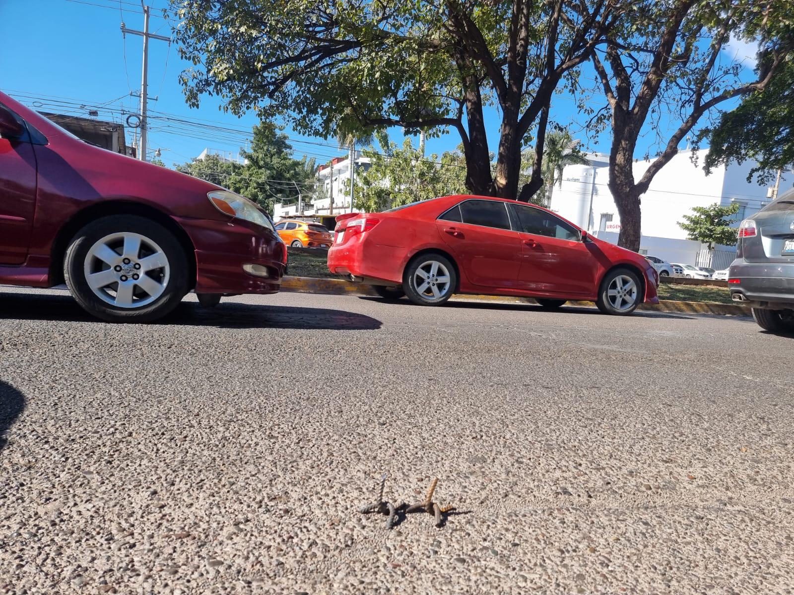 $!Otros seis vehículos resultan dañados en Culiacán por ponchallantas