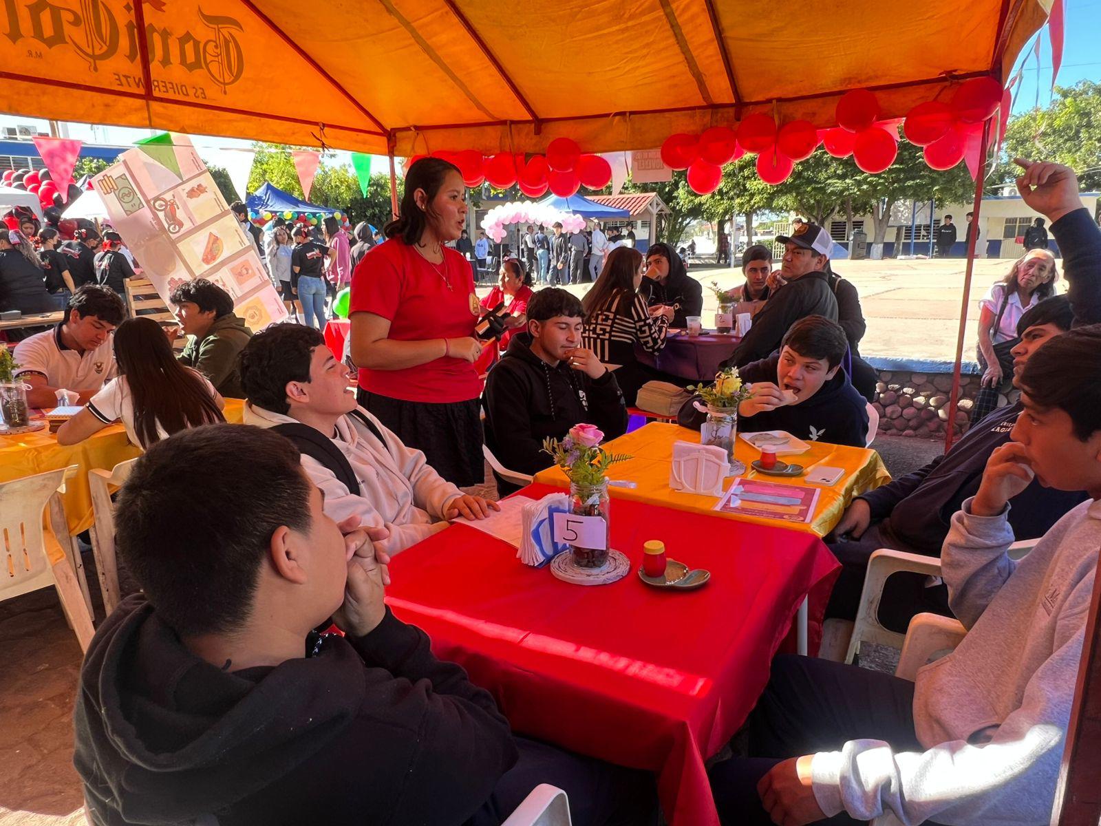 $!Alumnos de preparatoria UAS la novena feria empresarial