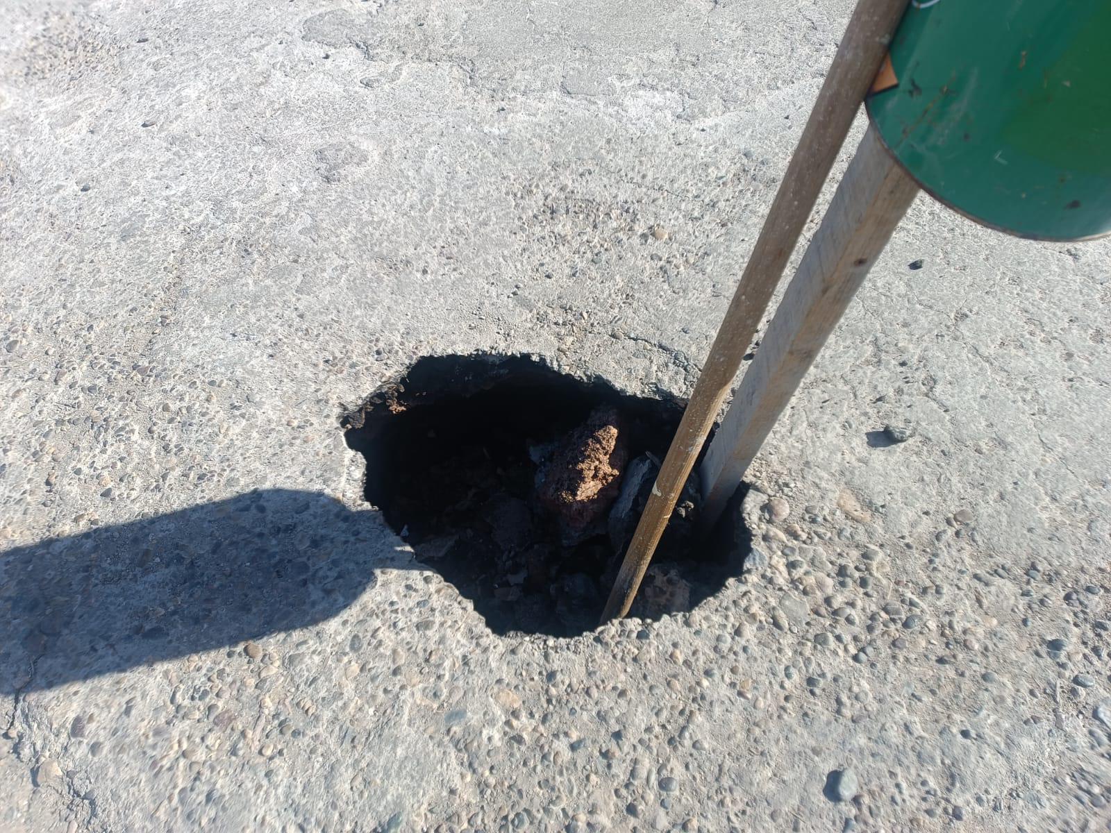 $!Se forma socavón en Valle Dorado, junto a un registro de drenaje