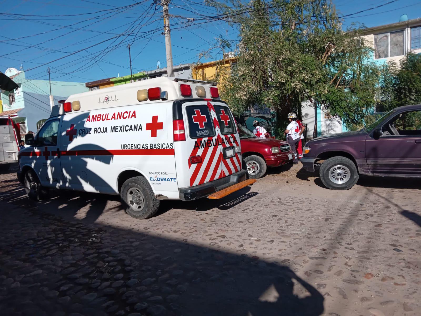 $!Intenta hombre incendiar casa en La Foresta, y es detenido al entregarse en la azotea