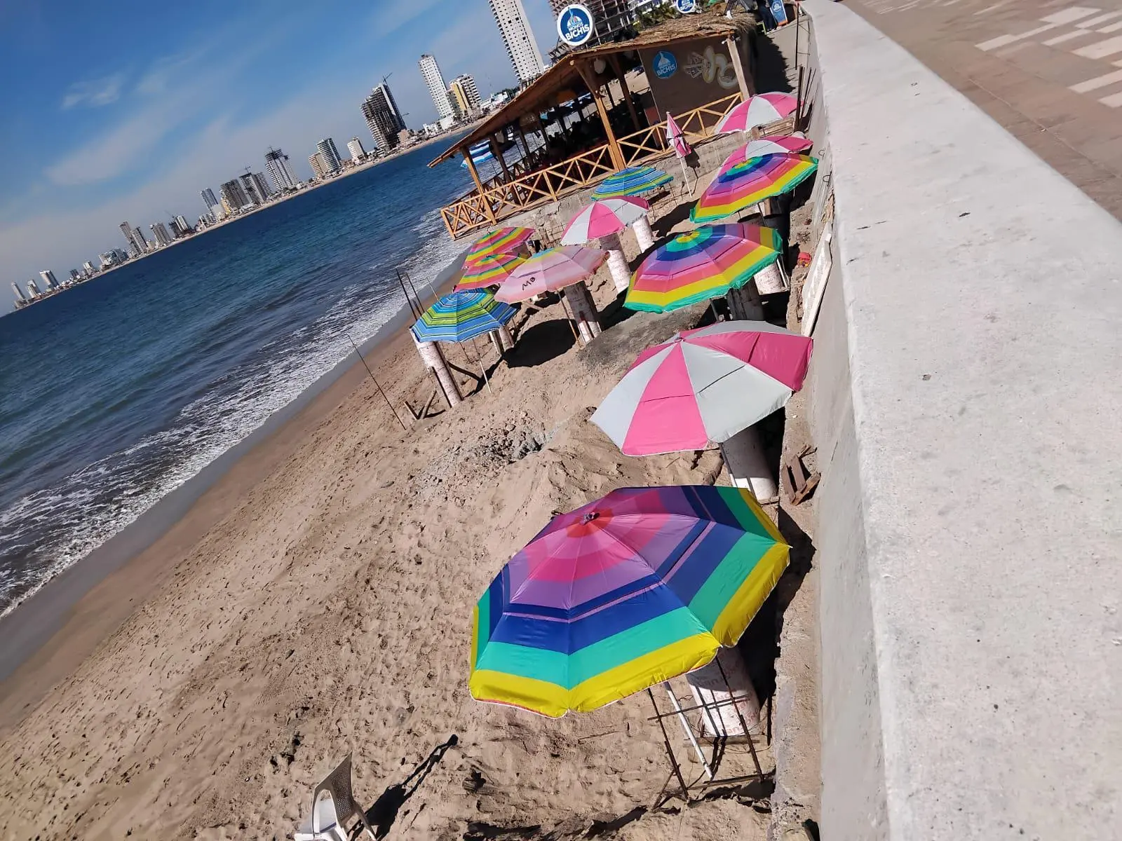 $!Suspenden obra que se realizaba en plena playa de Mazatlán