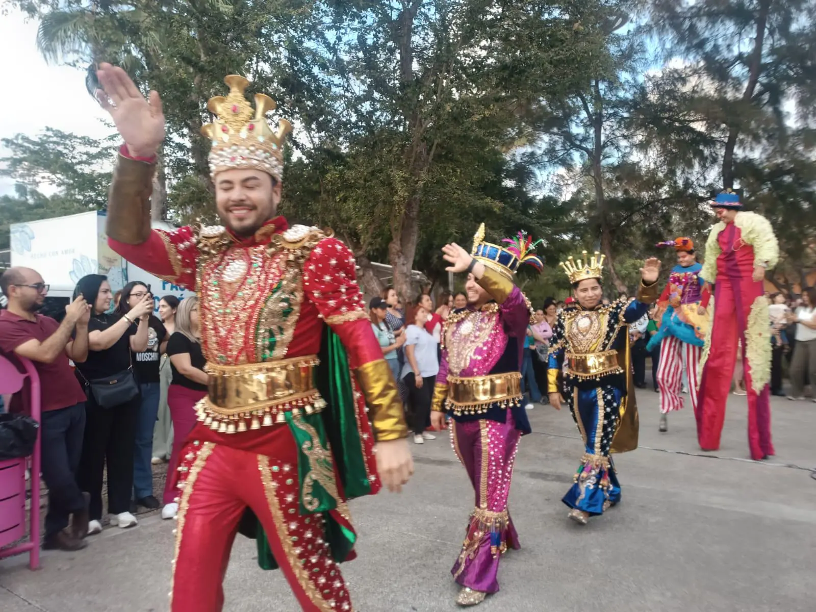 $!‘Recordando el Carnaval’ llena de color y tradición el Parque Central de Mazatlán