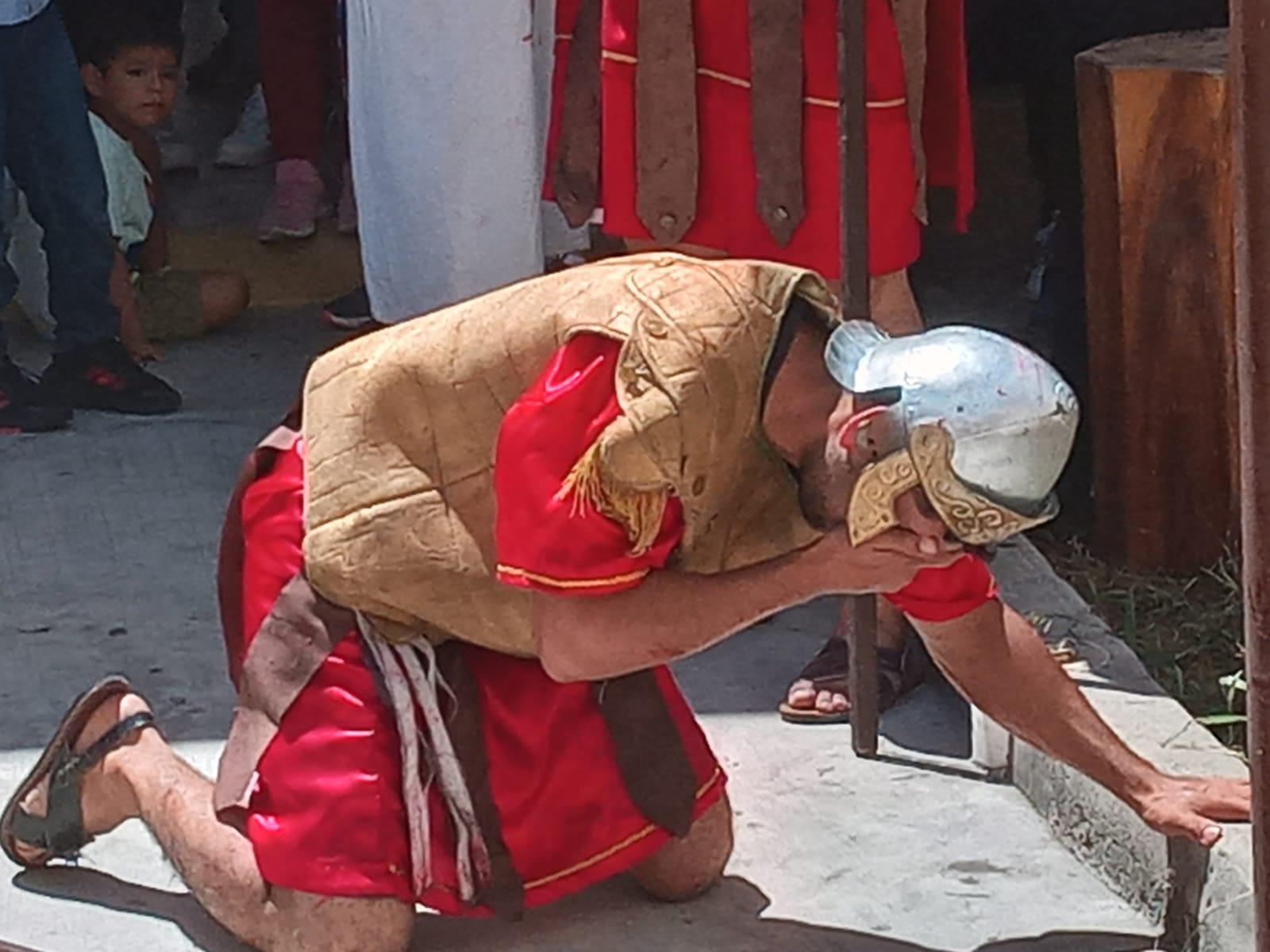 $!Mazatlecos y turistas atestiguan el Viacrucis Viviente en calles del Centro de puerto