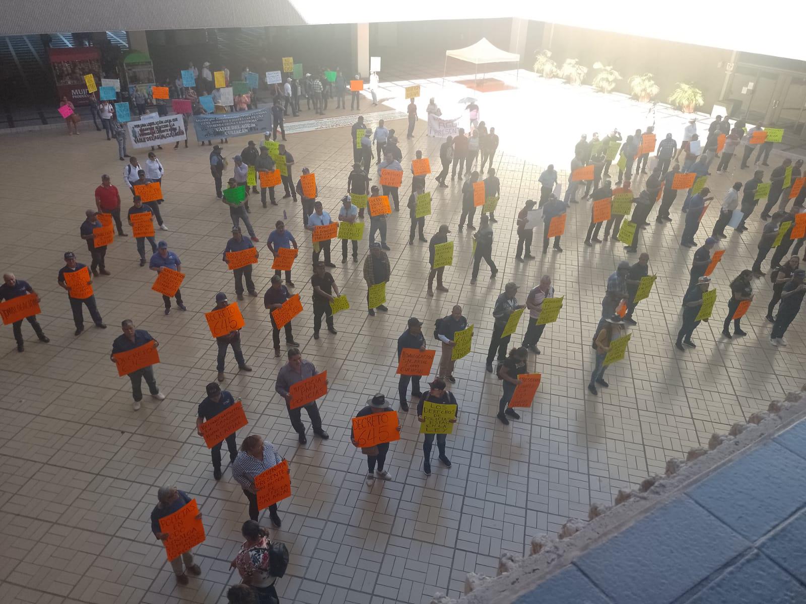 $!Policías jubilados se manifiestan en el Palacio de Gobierno