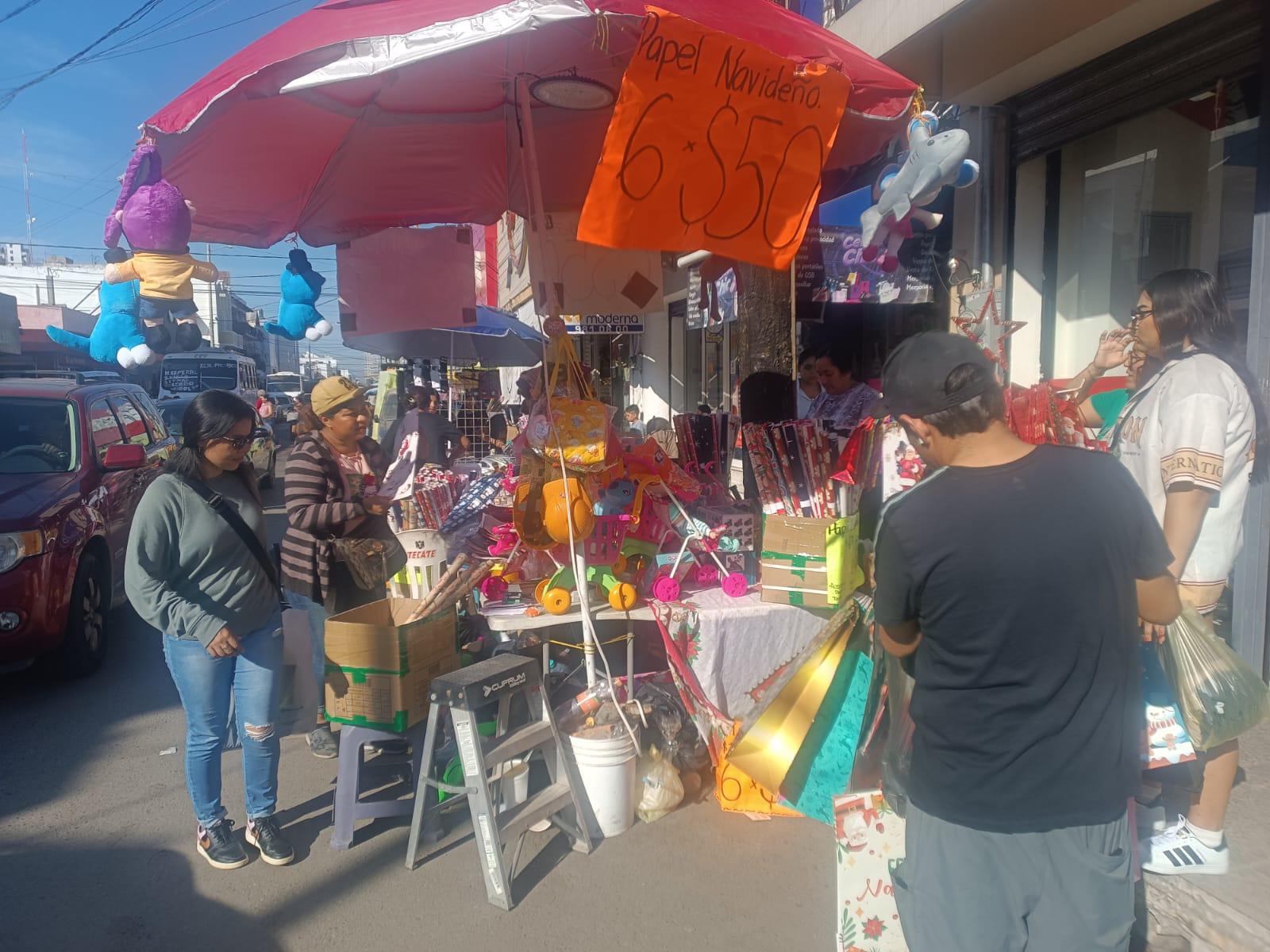 $!Compras de Navidad continúan dando vida a puestos del Centro, en Mazatlán