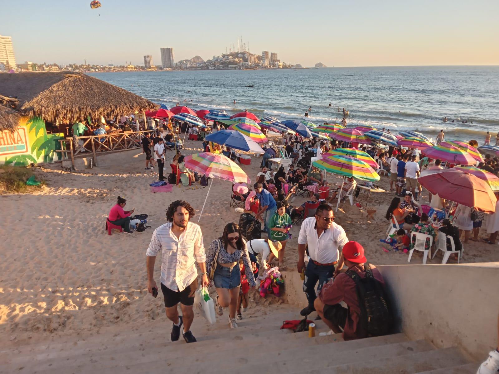 $!Se registra éxodo de bañistas de las playas de Mazatlán este Viernes Santo