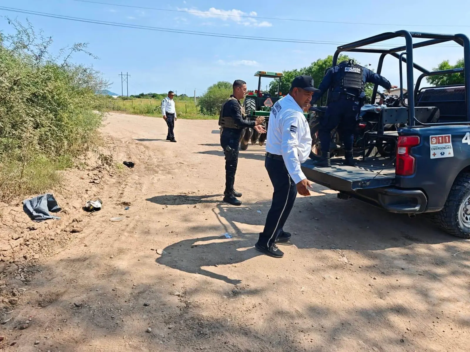 $!Choque entre moto y rastra de tractor deja a pareja lesionada El Carrizo