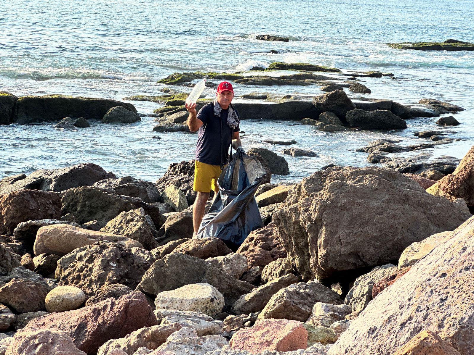 $!Colocan MazConCiencia botes de basura en la escollera del Faro Mazatlán