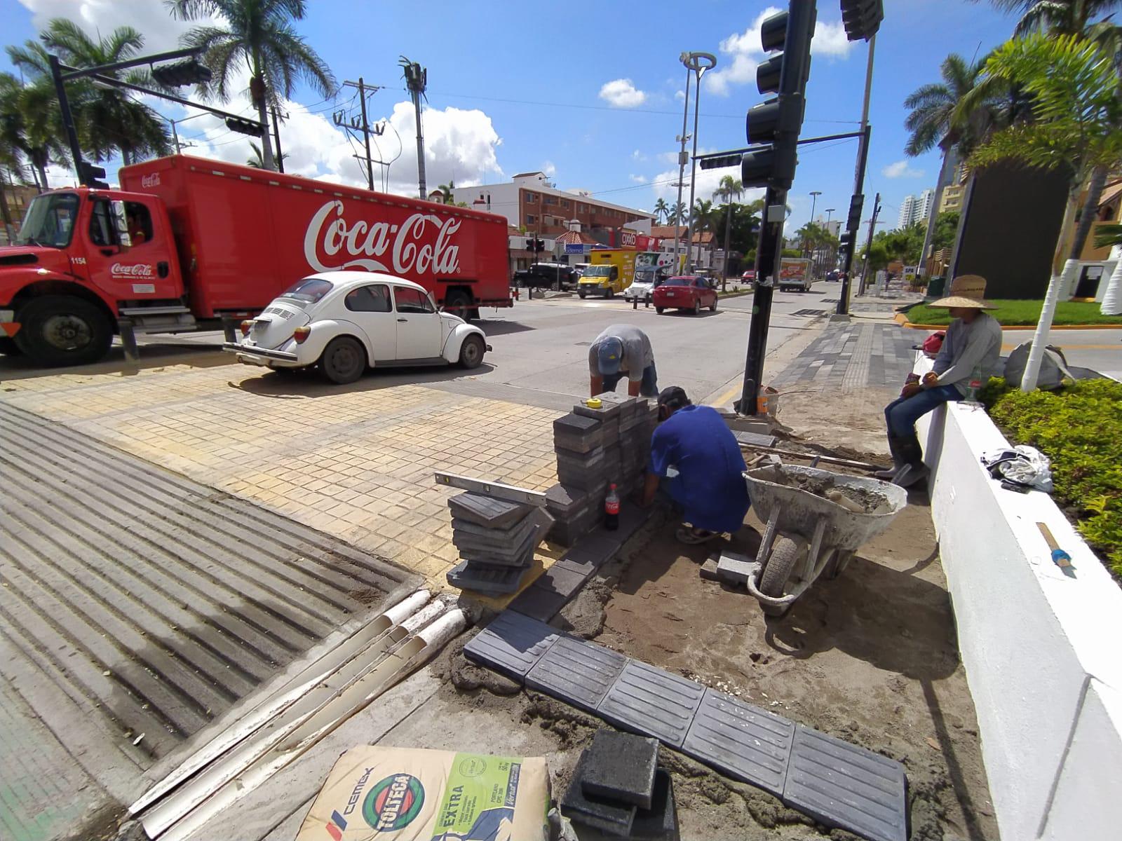 $!Si los ciudadanos sufren accidentes por el paso peatonal elevado de la Zona Dorada, pueden demandar al Gobierno o quien lo construyó, asegura especialista