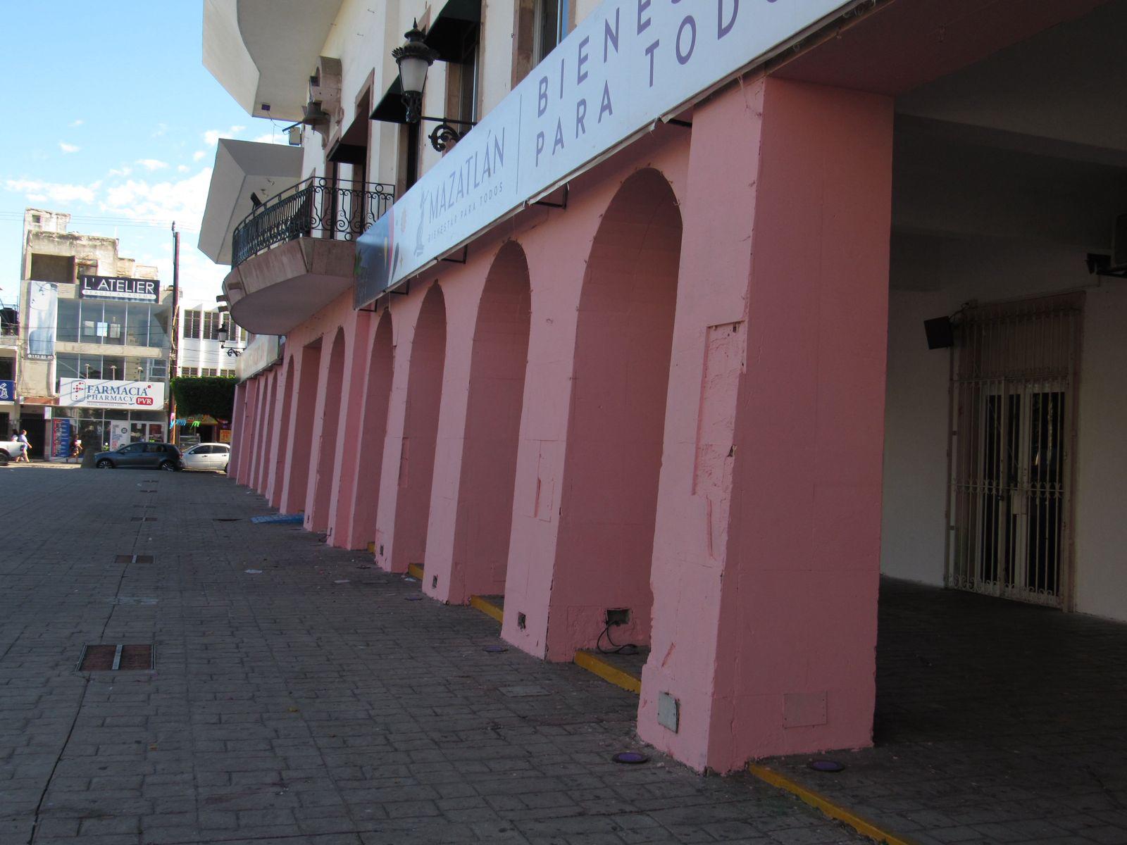 $!Fachada rosa en Palacio Municipal de Mazatlán genera polémica entre ciudadanos