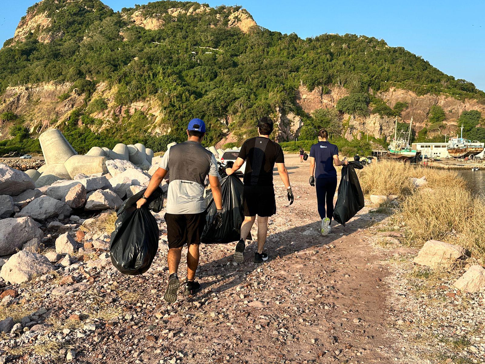 $!Colocan MazConCiencia botes de basura en la escollera del Faro Mazatlán