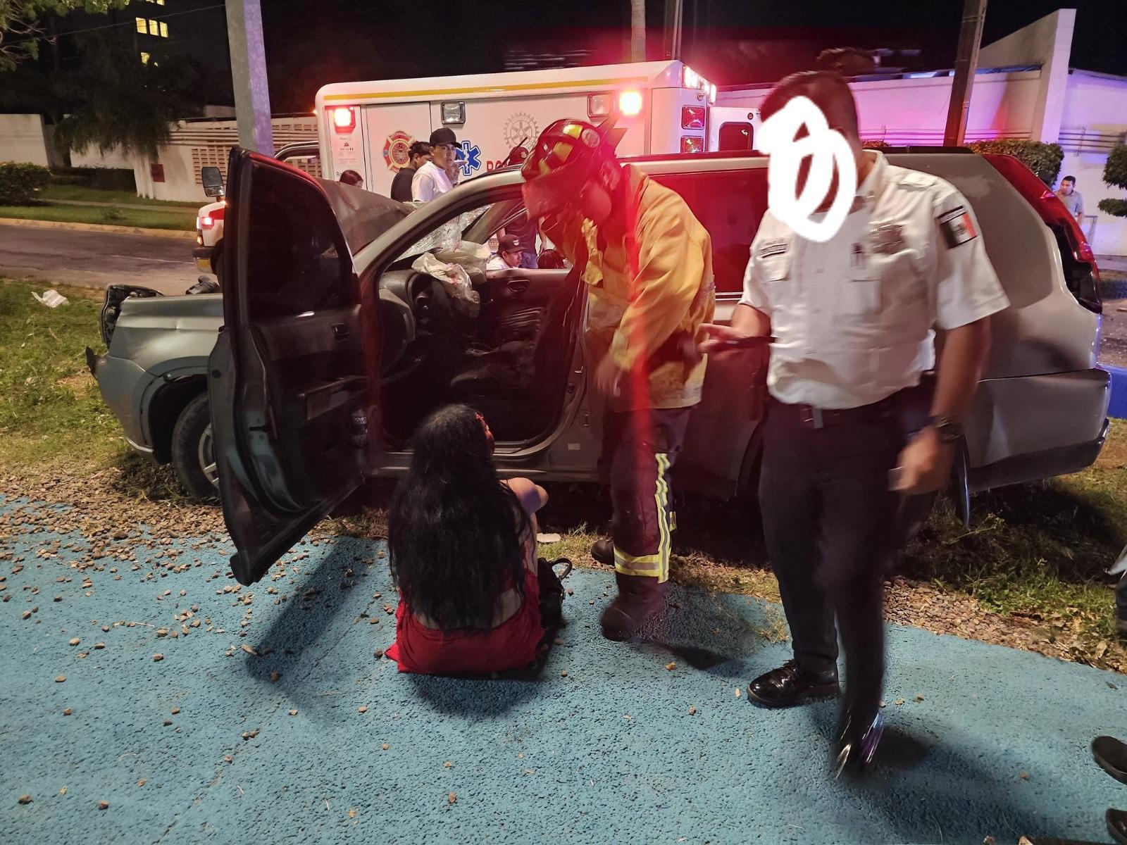 $!Chocan dos camionetas en la Sábalo-Cerritos; hay cinco lesionados, en Mazatlán