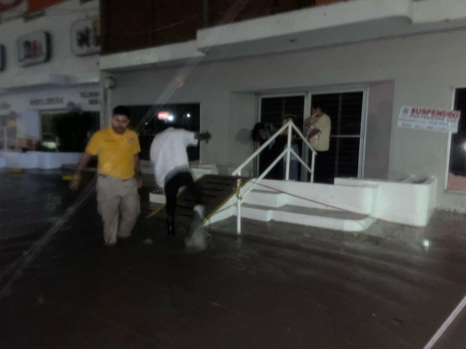 $!En Mazatlán, dejan inundaciones viales vehículos varados y familias trasladadas a sus hogares u hoteles