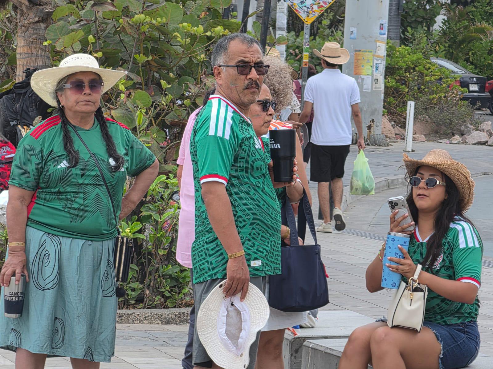 $!Aficionados celebran en Mazatlán el debut ganador del Tri