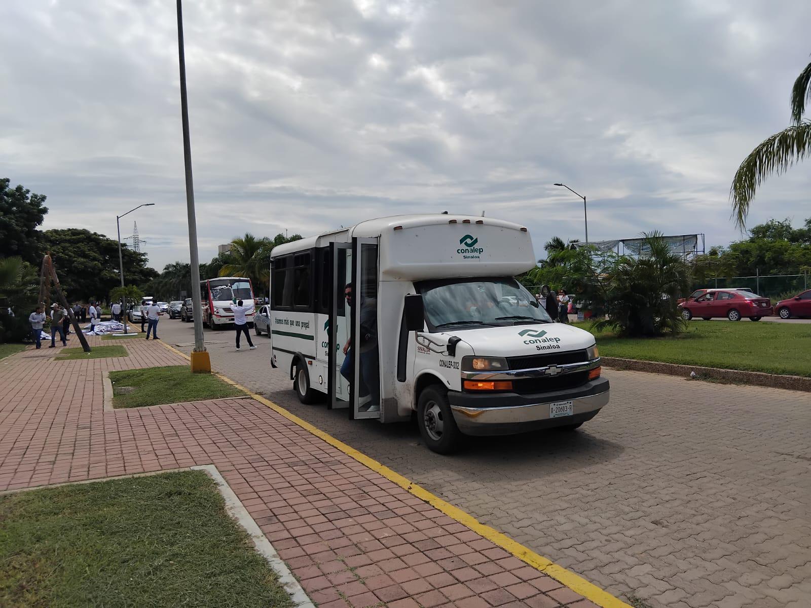 $!Esperan con manifestación y bajo fuerte dispositivo de seguridad a la Presidenta de la República en Mazatlán