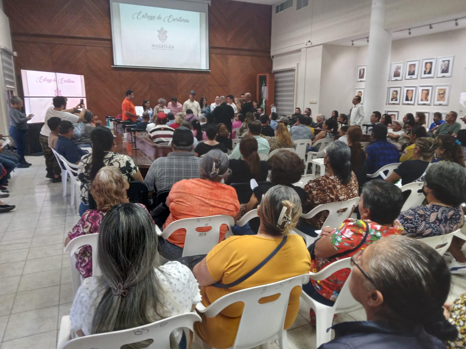 $!Entregan escrituras de viviendas a 101 familias de diferentes colonias de Mazatlán