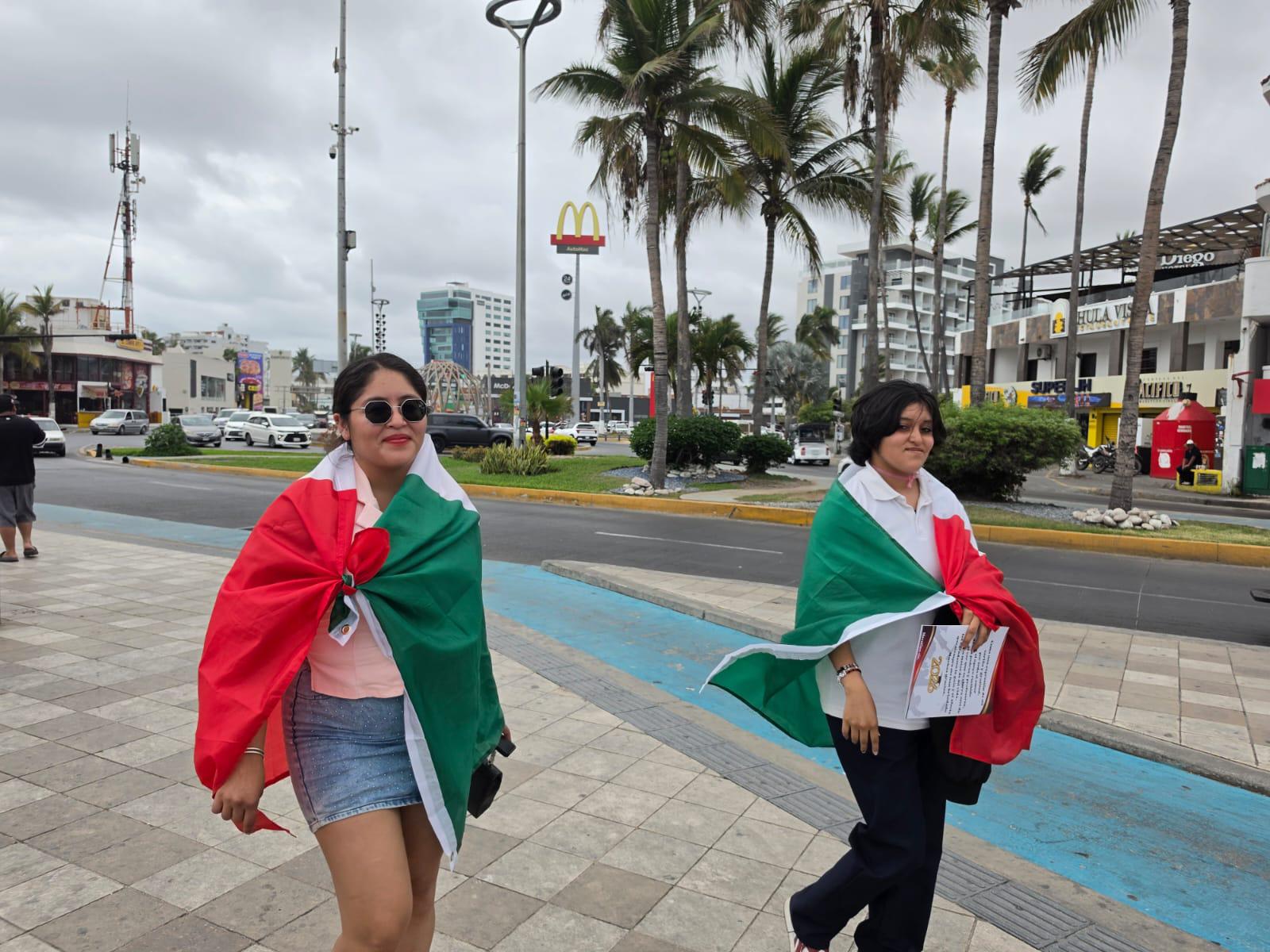 $!Turistas recorrieron el malecón portando banderas mexicanas para celebrar el triunfo de México.