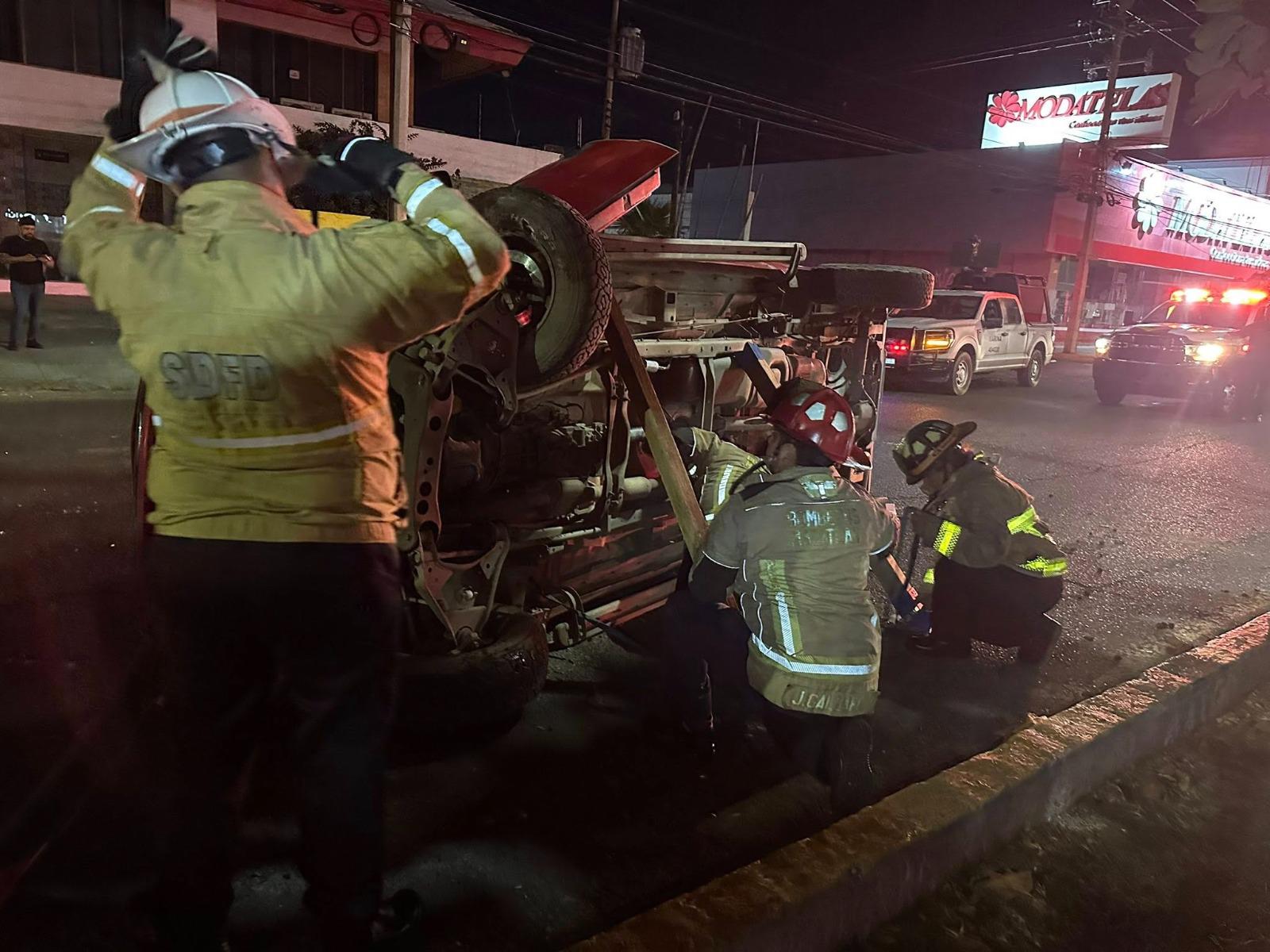 $!Volcadura de vehículo deja una mujer atrapada; la rescatan y llevan a un hospital, en Mazatlán