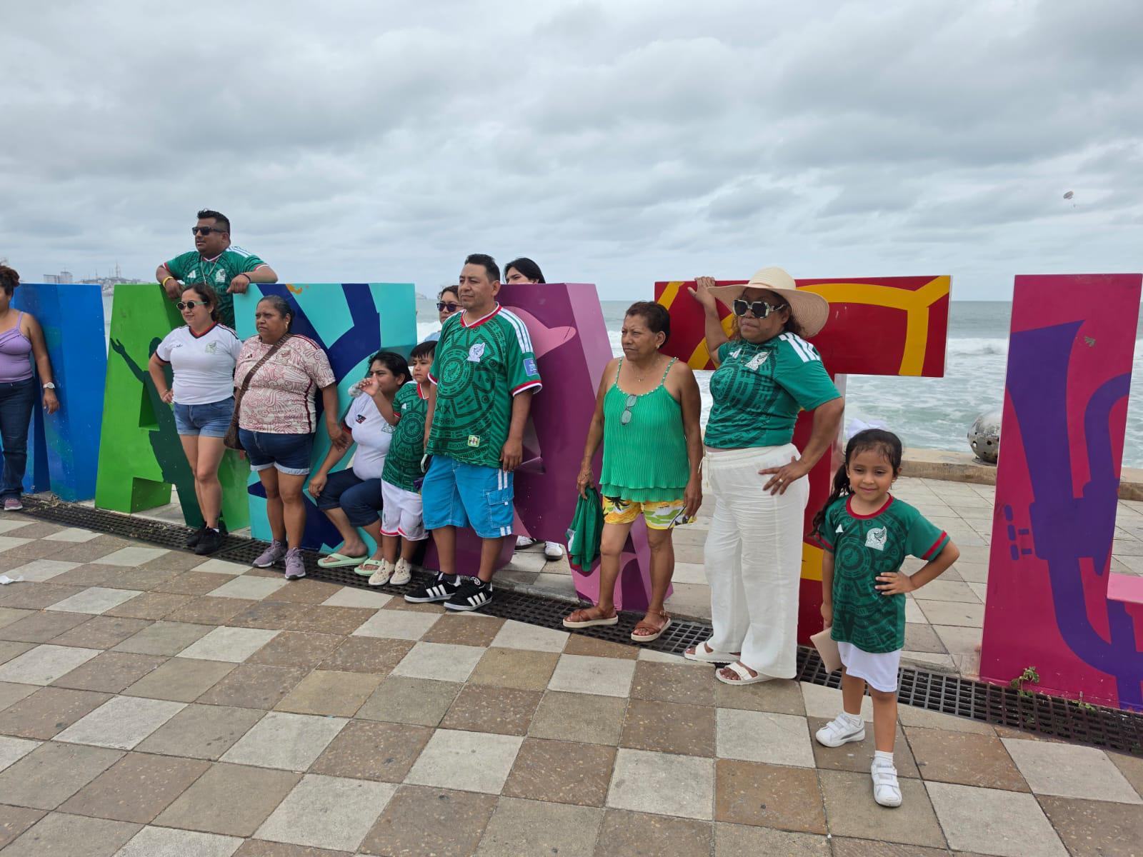 $!Una familia originaria de Torreón aprovechó su visita al puerto para inmortalizar el momento con una fotografía en las letras de Mazatlán durante los festejos.