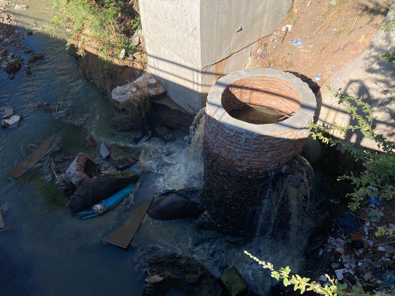 $!Se derraman aguas negras al arroyo Jabalies desde un pozo de la Jumapam, en Mazatlán