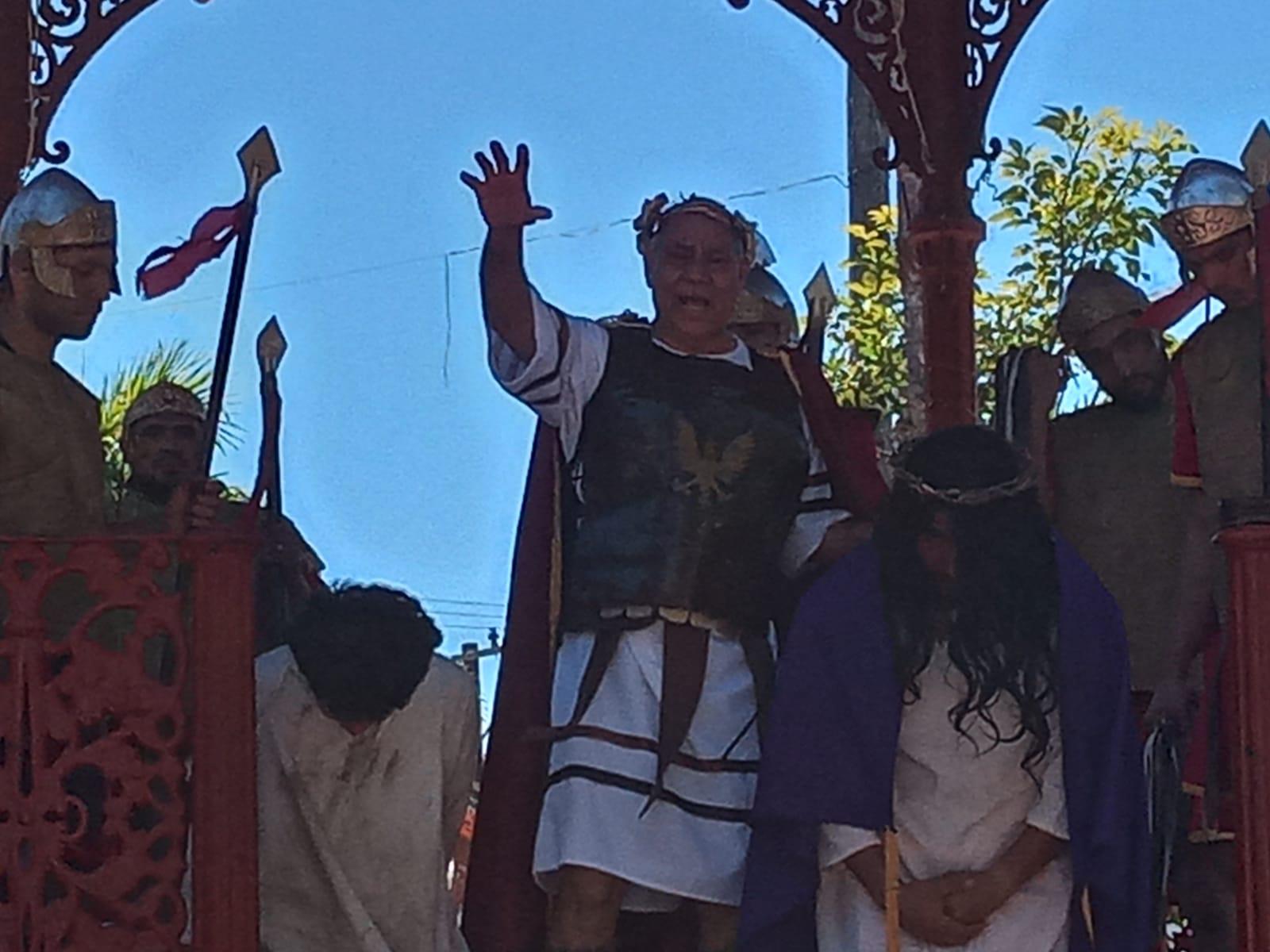 $!Mazatlecos y turistas atestiguan el Viacrucis Viviente en calles del Centro de puerto