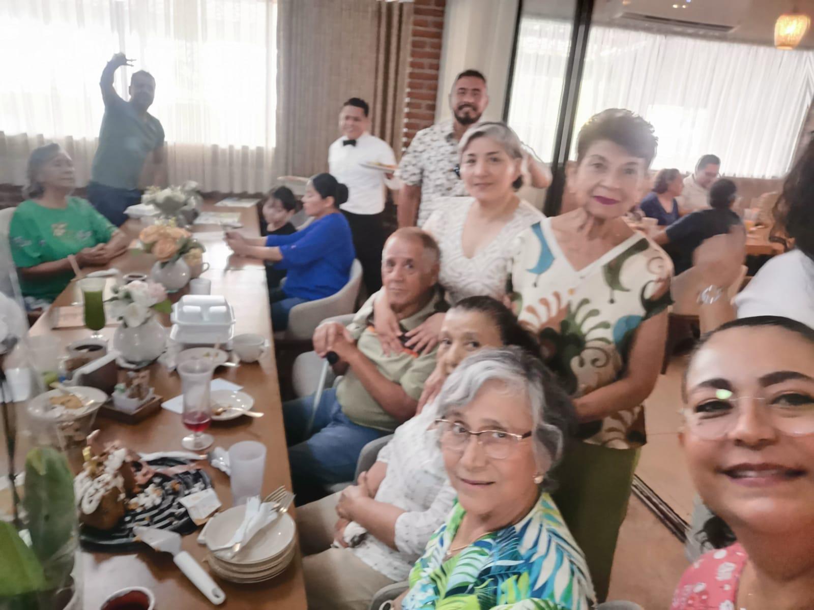 $!La festejada compartió una comida y pastel con sus seres queridos.