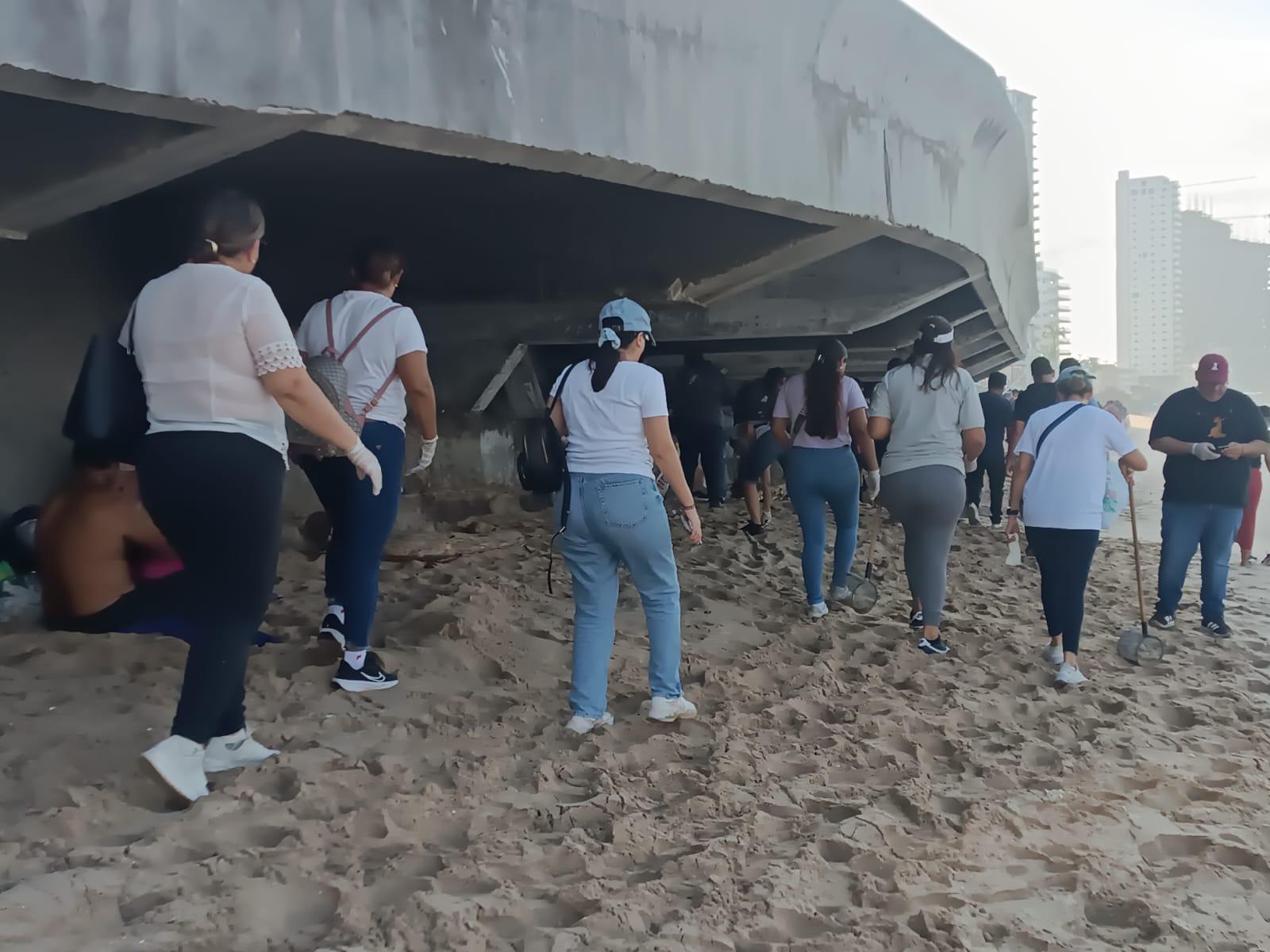 $!Estudiantes y voluntarios se suman a una nueva limpieza de playas en Mazatlán
