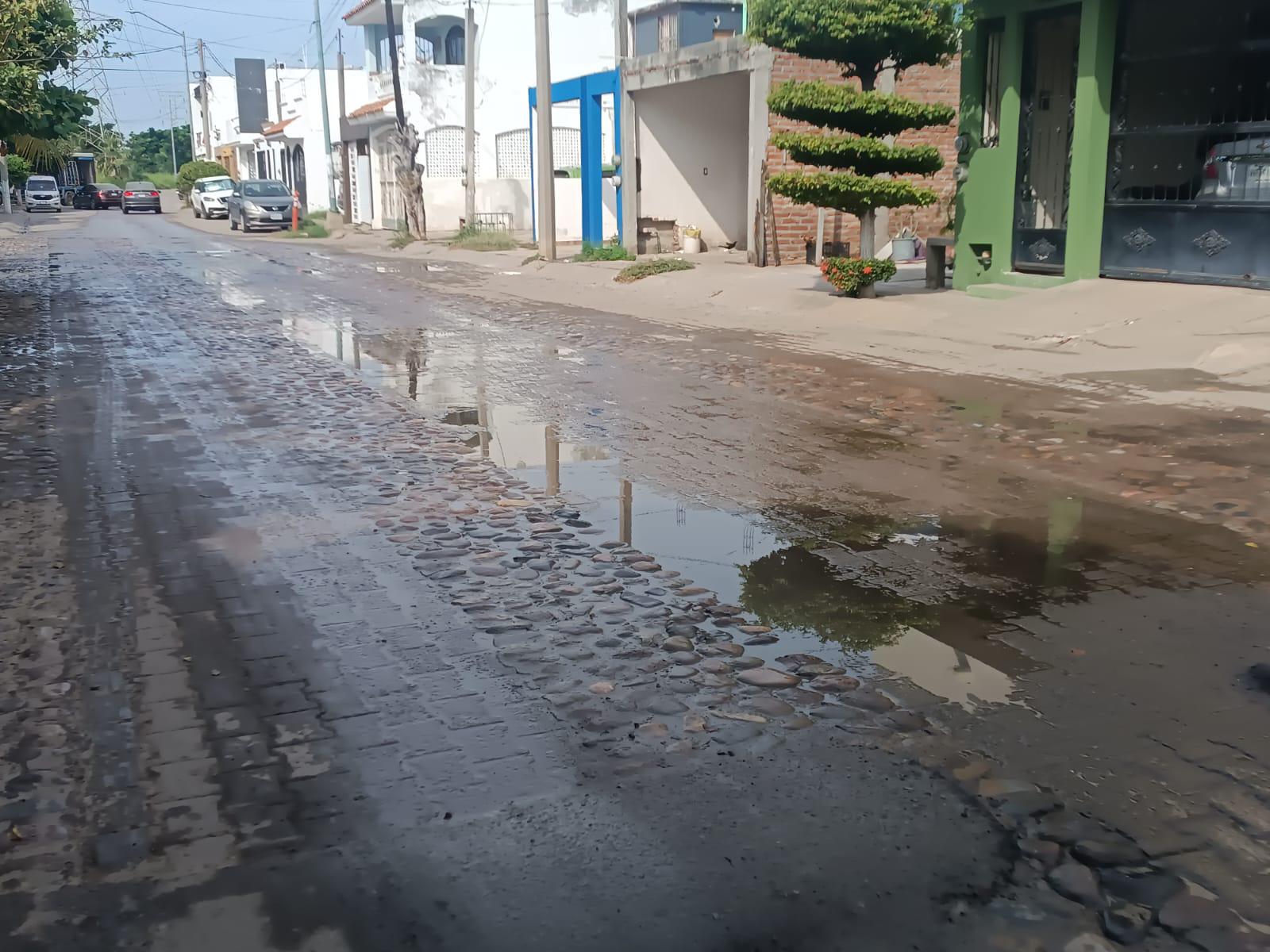 $!Fugas de agua potable invaden varias zonas de Mazatlán