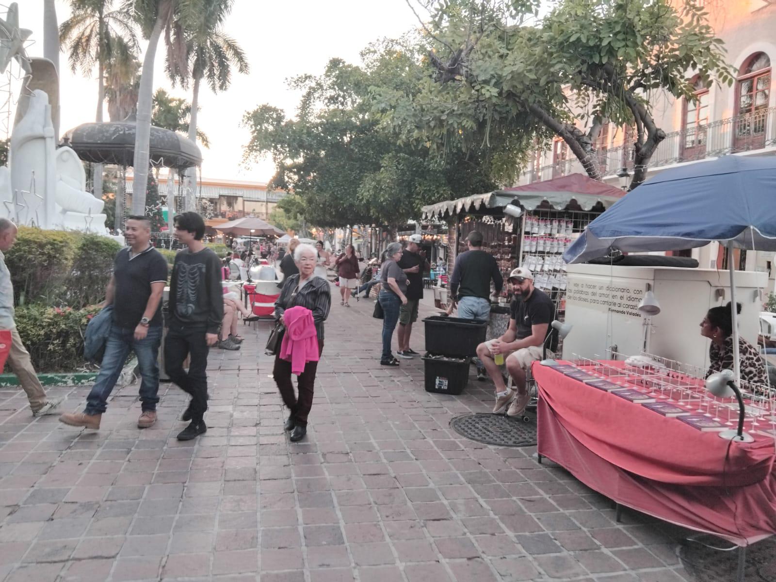 $!En Mazatlán, disfrutan decenas de personas de la Plazuela Machado este fin de semana