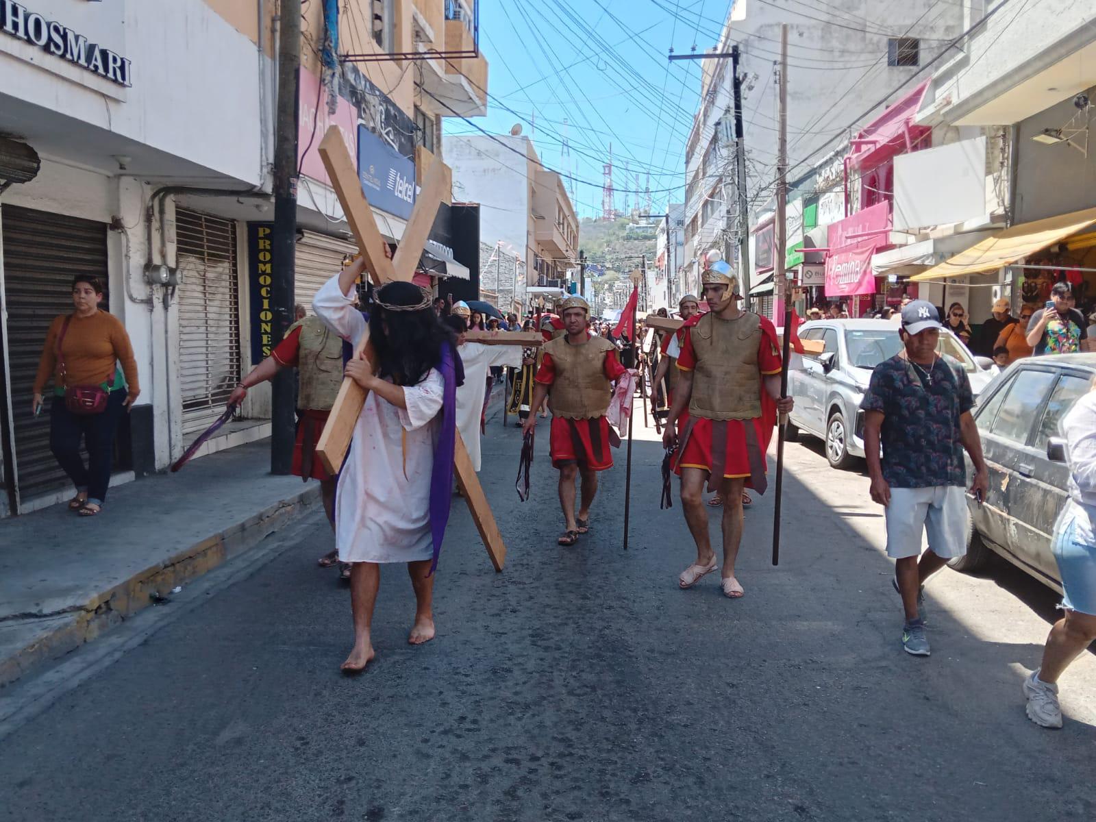 $!Mazatlecos y turistas atestiguan el Viacrucis Viviente en calles del Centro de puerto