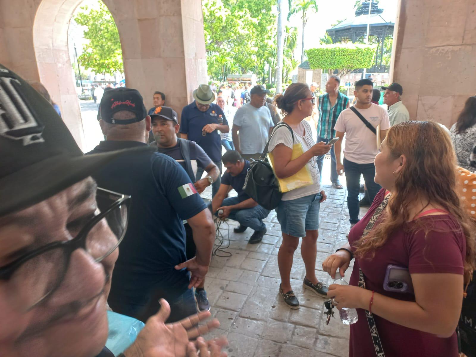 $!Agentes de Tránsito jubilados bloquean por más de 3 horas Palacio Municipal de Mazatlán
