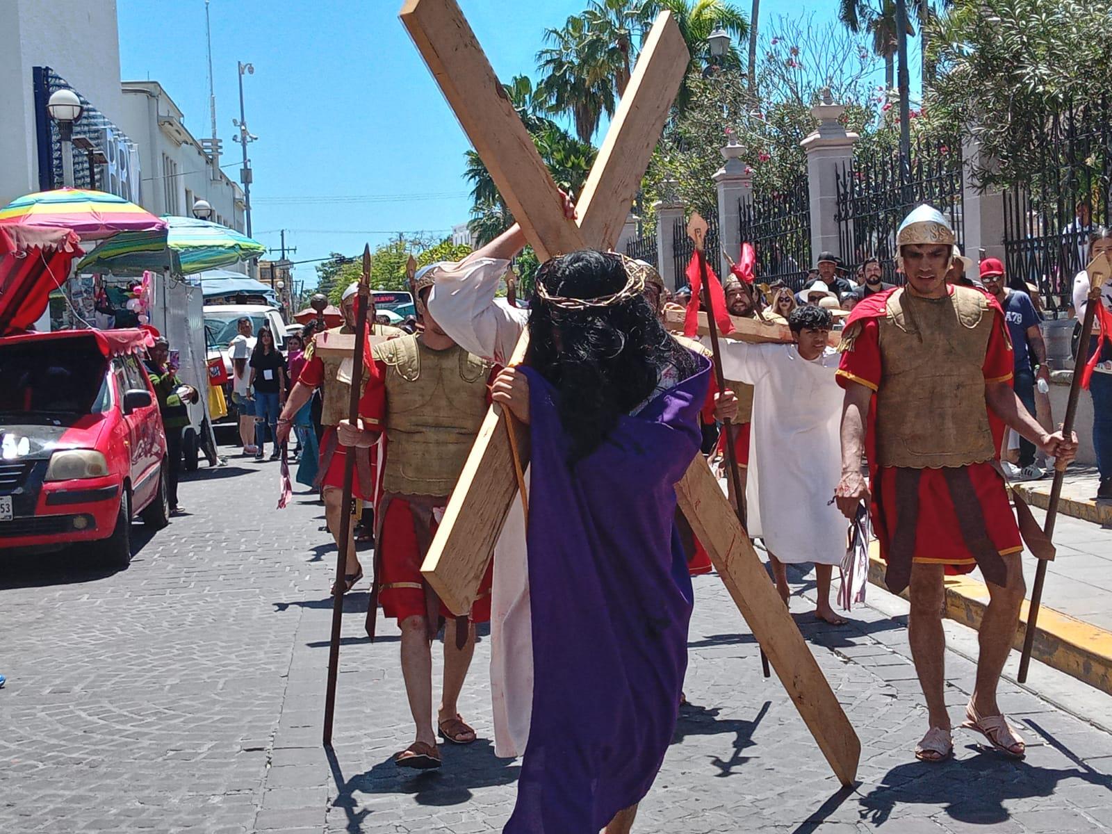 $!Mazatlecos y turistas atestiguan el Viacrucis Viviente en calles del Centro de puerto