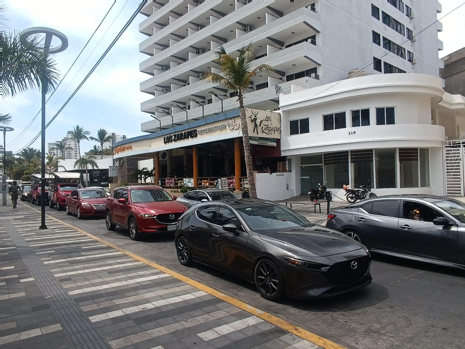 $!Camiones, Razers y pulmonías aprovechan el Par Vial en la avenida Gaviotas