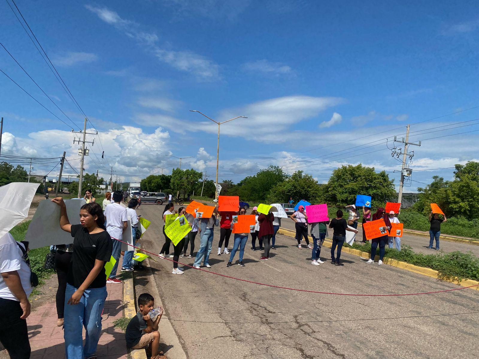 $!Realizan marcha y bloqueos en Rosario para pedir el regreso de Jesús Heriberto