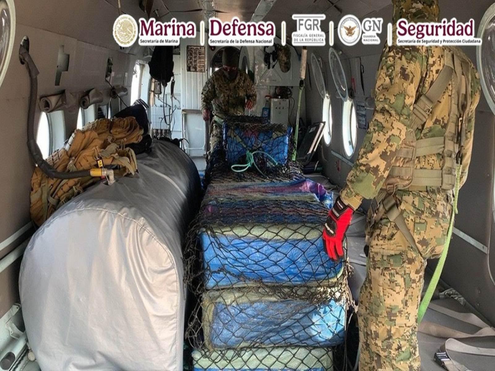 $!Marina asegura 26 bultos de cocaína en costas de Guerrero; detienen a dos extranjeros