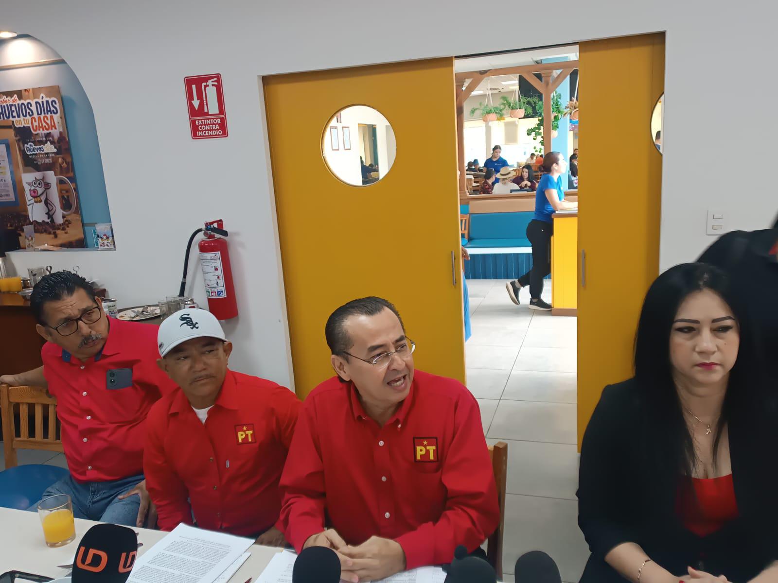 $!PT Mazatlán exige freno a construcción ilegal de palapas en zona de playa