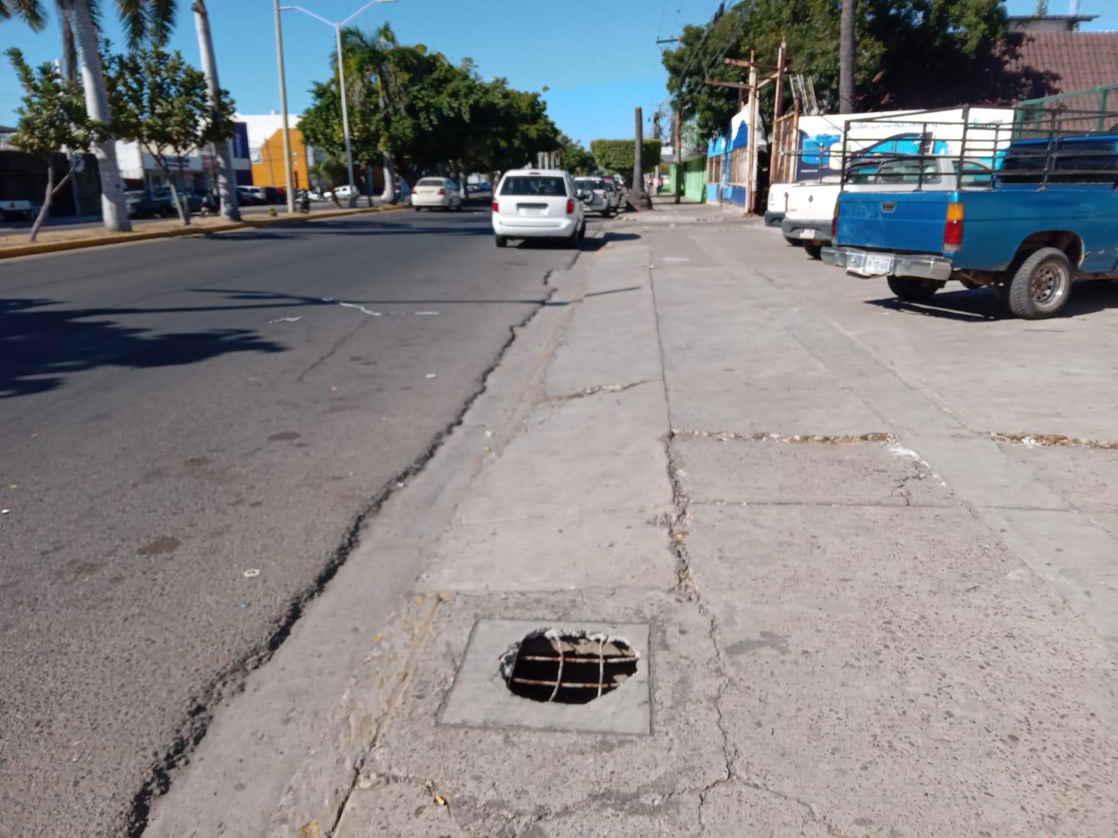 $!Otro registro sin tapadera en la banqueta de Ejército Mexicano, entre Gaviotas y Flamingos, afuera de un negocios de pisos, en Lomas del Mar.