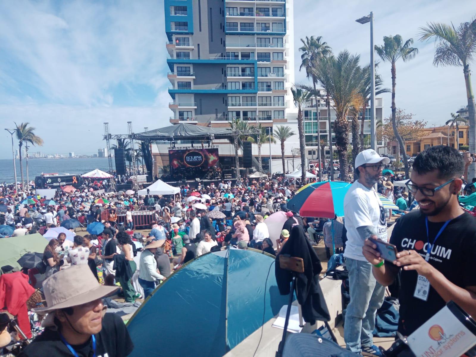 $!Locales y visitantes disfrutan del eclipse en el Parque Ciudades Hermanas, en Mazatlán
