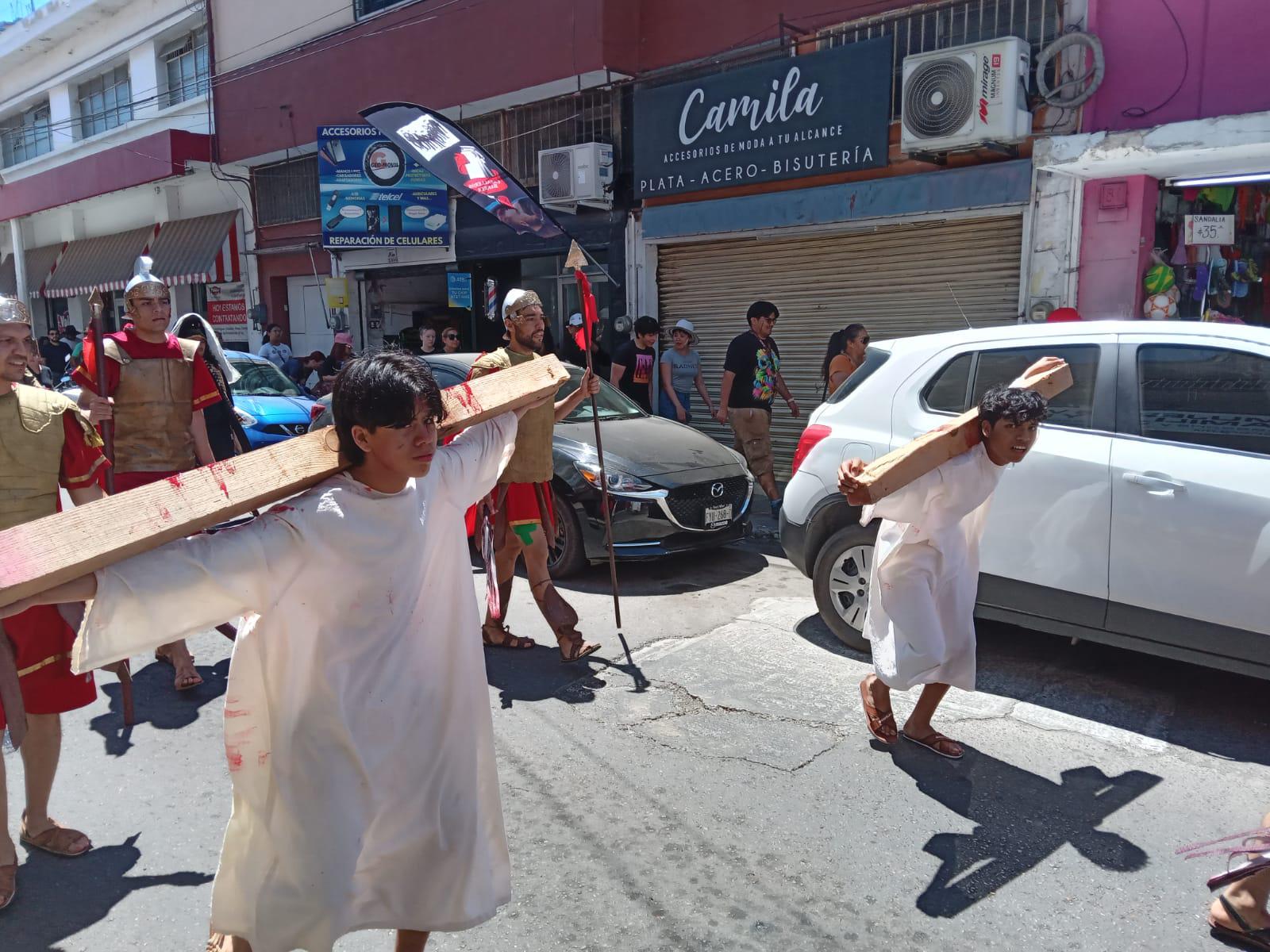 $!Mazatlecos y turistas atestiguan el Viacrucis Viviente en calles del Centro de puerto