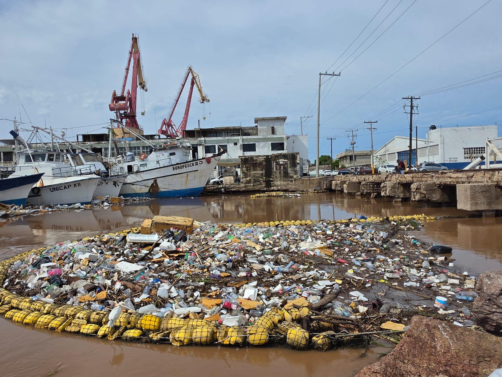 $!Biobardas evitan que toneladas de basura lleguen al mar tras intensas lluvias en Mazatlán
