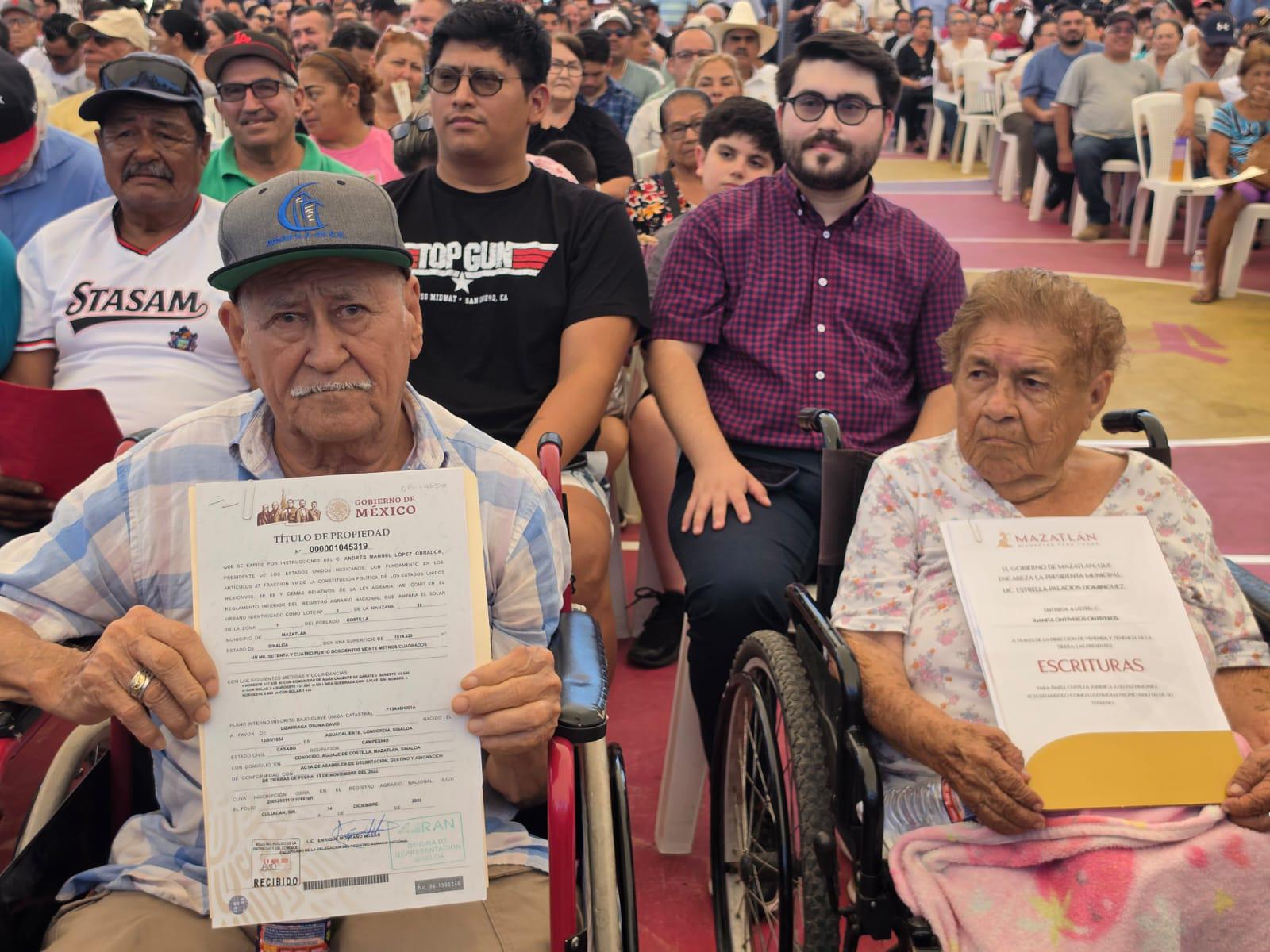 $!Entregan escrituras y certificados a familias desplazadas y ejidatarios de Mazatlán y Concordia
